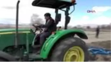 Jandarma, yasak yüzünden evden çıkamayan adamın tarlasını sürdü