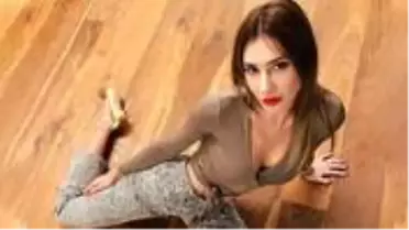Karantinada olan Şeyma Subaşı, sevgilisinin saçlarını kesti