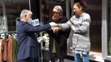 Şereflikoçhisar Belediye Başkanı Çelik, vatandaşlara maske dağıttı