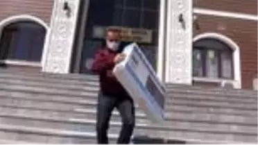 Ağrılı kardeşler hediye edilen televizyonla artık EBA TV yayınlarını evlerinden izleyecek