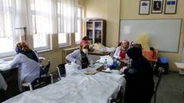 Gönüllü kadın usta öğreticiler, maske üretimine başladı
