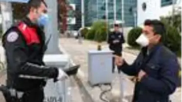 Durakta bulduğu kadın çantasını polise teslim etti