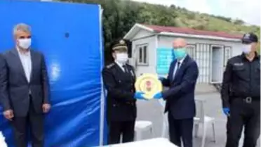 Polis noktasında pastalı kutlama