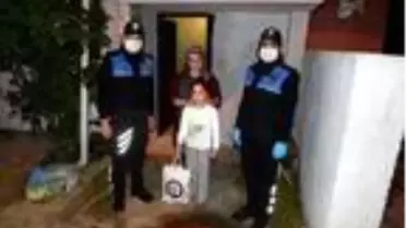 Polis, küçük kızın cips ve çikolata isteğini geri çevirmedi