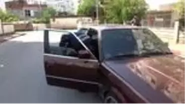 Yasağın hakim olduğu Antalya'da görev başındaki polise çay