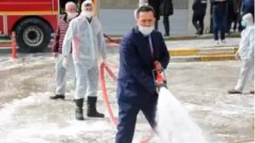 Başkan Yanmaz sokakları elleri ile yıkadı