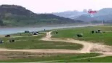 GÖL KENARINDA PİKNİK YAPIP BALIK TUTTULAR