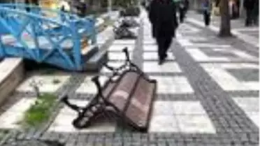 Avcılar sahili de caddesi de dün akşam dolmuştu, bugün banklar söküldü