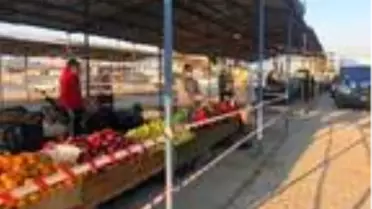 Hatay'da, semt pazarında sosyal mesafe şeridi
