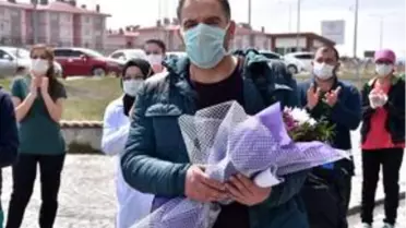 Kars'ta Kovid-19'u yenen 32 yaşındaki hasta alkışlarla taburcu edildi
