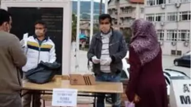 Yayladağı Kaymakamı Yılmaz vatandaşlara maske dağıttı