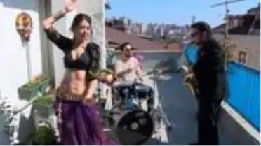 Kadıköy'de müzisyenler, evlerinden çıkamayan komşularına terasta dansözlü konser verdi