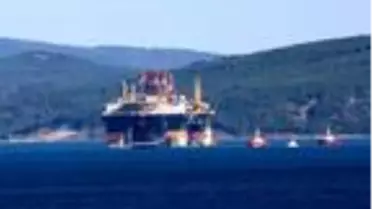 Petrol arama platformu 'Scarabeo 9', Çanakkale Boğazı'ndan geçti