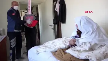 TOKAT Hollanda'dan torunu istedi, 103 yaşındaki Fatma nineye çilek ve çiçek götürüldü