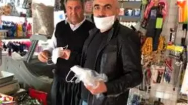 Okul müdürü, belde esnafına maske dağıttı