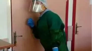 Sağlık çalışanları ve iyileşen hastayla karşılıklı oynadı