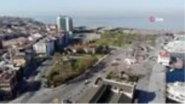 Sokağa çıkma kısıtlamasının ikinci gününde de Kadıköy Meydanı boş kaldı