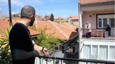 Karşı apartmanda oturan kız kardeşiyle 'teleferik' sistemi sayesinde kahve içebiliyor