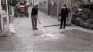 Köylüler sokakları 'Kaplıca suyu' ile yıkıyor
