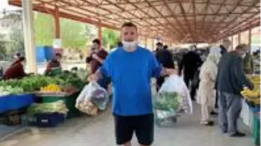 Podolski, Müslüm Gürses dinliyor, oklavayla yufka açıyor