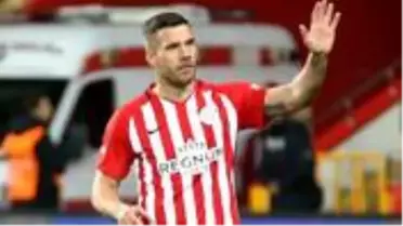 Antalyaspor'un Alman yıldızı Lukas Podolski Müslüm Gürses dinleyip oklavayla yufka açtı