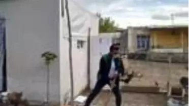 Yer sofrasında ders anlatan öğretmen, bu kez yardım için odun kırdı, sıva yaptı