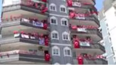 HATAY Balkonlarda coşkulu 23 Nisan kutlaması