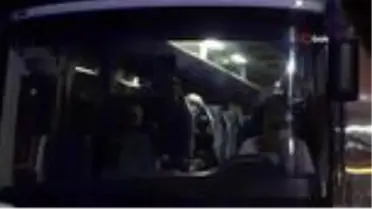 Karantina için Uşak'a getirilen vatandaşlar otobüsten Türk bayrağı salladı