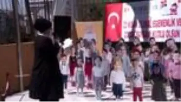 Öğrencilerin maketleriyle okul bahçesinde 23 Nisan kutlaması