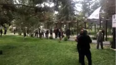 Seyahat izni almak isteyen vatandaşlar, uzun kuyruk oluşturdu