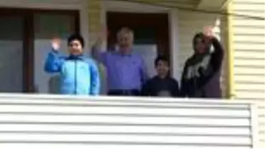 Resim yarışmasında birinci olduğunu evinin önünde açılan sürpriz pankartla öğrendi