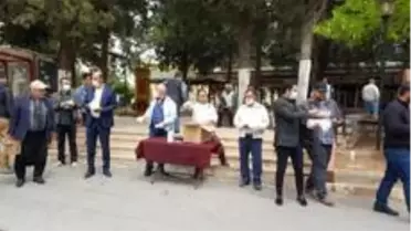 Besni'de CHP vatandaşlara ücretsiz maske dağıttı