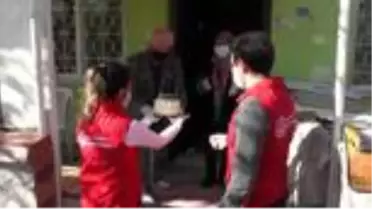 Evlerinden çıkamayan çifte Vefa Grubu'ndan sürpriz evlilik yıl dönümü kutlaması