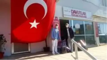 Kuşadası'nda muhtarlara ve hayvanseverlere kedi-köpek maması dağıtıldı