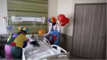 Ev karantinasından kaçan aile jandarmaya yakalandı