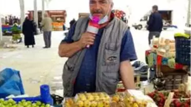 Pazarcı esnafı karaoke mikrofonu ile satış yapıyor