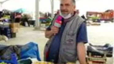 Pazarda karaoke mikrofonuyla satış