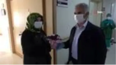 Korona virüsü yenen 58 yaşındaki karı-koca alkışlarla taburcu oldu