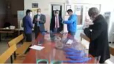 Öğretmenler sağlık çalışanları ve güvenli güçleri için siperlik üretiyor