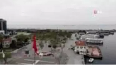3 günlük sokağa çıkma kısıtlaması nedeniyle Kadıköy Meydanı boş kaldı