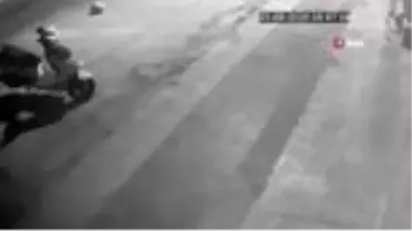 Tabanca meraklısı hırsız kameraları dikkate almadan silahları böyle çaldı