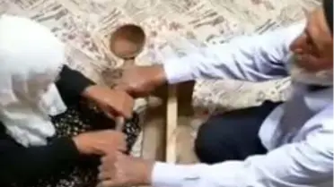 Evde spor yapan yaşlı çiftten 'Evde kal, zinde kal' çağrısı