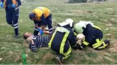 Devrilen traktörün altında kalan sürücü yaralandı