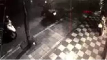  ESENYURT'TA ÇÖKEN YOLA DÜŞEN TAKSİ KAMERADA