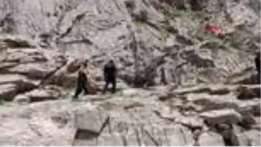 HAKKARİ Pancar toplarken uçurumdan düşüp yaralandı, 5 saatte kurtarıldı