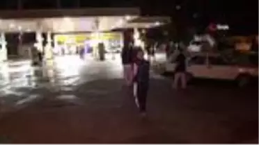 İzmir'de kısıtlama sonrası akaryakıt istasyonları marketlerinde uzun kuyruk