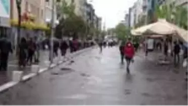 Virüse ve yağışa aldırış etmeden banka önlerinde uzun kuyruklar oluştu