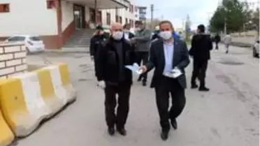 Kaymakam ve Belediye Başkanı vatandaşlara maske dağıttı