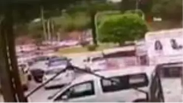 Kazada otomobil ters döndü, yaşananlar kameraya böyle yansıdı: 3 yaralı