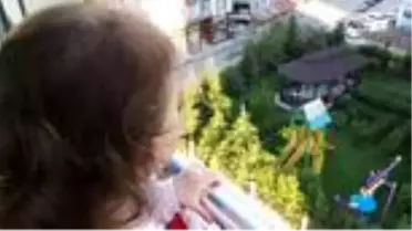 2,5 yaşındaki Derin Nisa'dan sokağa çıkanlara 'Evde kalın' uyarısı